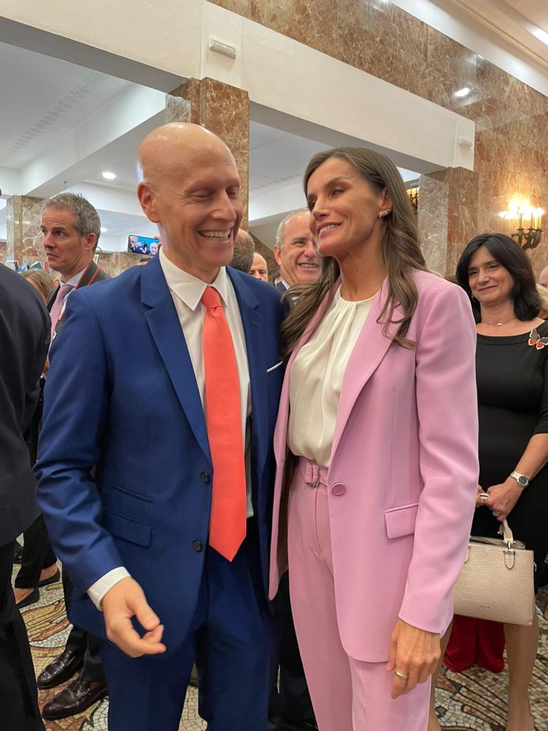Eric Poris con Su Majestad la Reina Letizia en un evento oficial